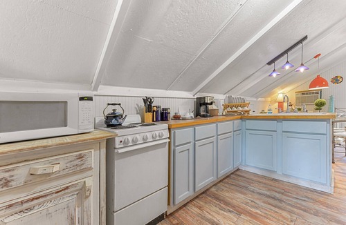 Waveland House | Breezy Porches Guesthouse ll - Upstairs Unit