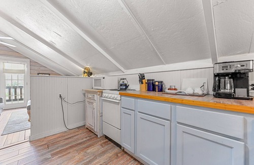 Waveland House | Breezy Porches Guesthouse ll - Upstairs Unit