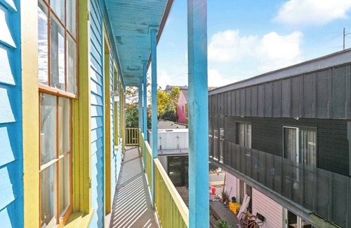 Faubourg Lafayette Apartment | Bright 2BR w/Balcony Near St. Charles - Blue House NOLA
