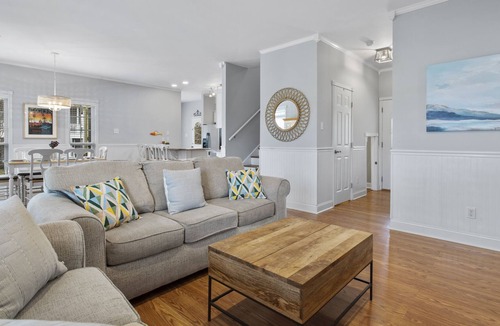 Waveland House | Bright and Airy 'Yellow House' w/pool!