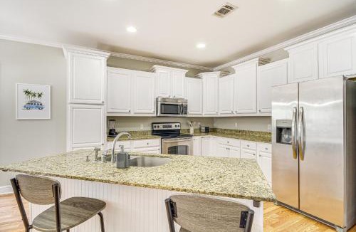Biloxi House | Bright Biloxi Condo: Walk to the Beach!