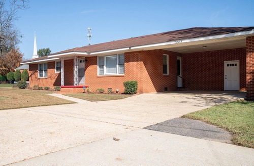 Cottondale House | Bright & Comfortable 3-bedroom Retreat in Cottondale. Only 6 miles from Campus!