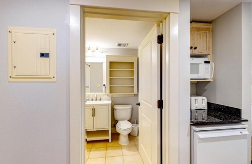 Baytowne Wharf Apartment | Bright & cozy coastal condo with shared pools hot tubs fast WiFi & central AC