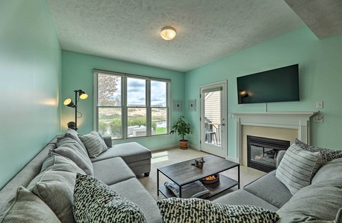 Manistee Condo | Bright Manistee Condo w/Beach + Pool Access!