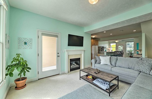 Manistee Condo | Bright Manistee Condo w/Beach + Pool Access!