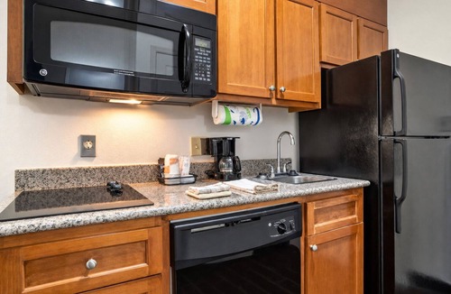 Denham Springs Hotel | Bright Suite Stay w/Kitchenette & Gym Near LSU, Zoo & Baton Rouge River Center