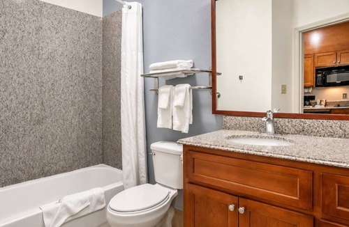 Denham Springs Hotel | Bright Suite Stay w/Kitchenette & Gym Near LSU, Zoo & Baton Rouge River Center