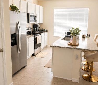 Plymouth House | Budget Cozy Room Near Orlando
