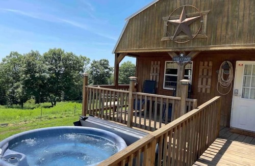Compton House | Buffalo River Cowboy Cabin Getaway and HOT TUB!