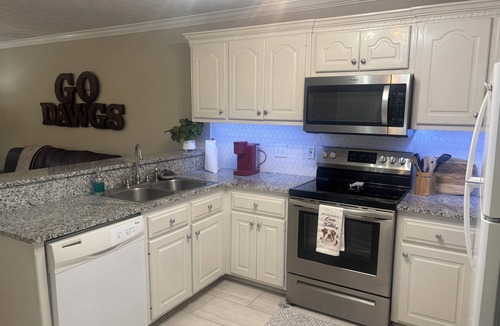 Starkville Apartment | Bully's Retreat is a charming 2-bedroom apartment in vibrant Starkville
