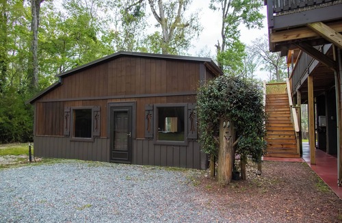Branford Cabin | BUNKHOUSE annex: Must book Springside Manor Main House first: Sleeps addt'l 8.