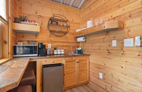 Rockwell Cabin | Cabin #1 @ Rock Creek Cabins! King Bed! 15 min. to Bathhouse Row! Pet Friendly!