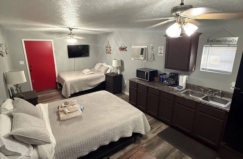 Zavalla Cabin | Cabin 2 - Cozy 1-bedroom cabin in Zavalla near Cassels-Boykins Boat Ramp