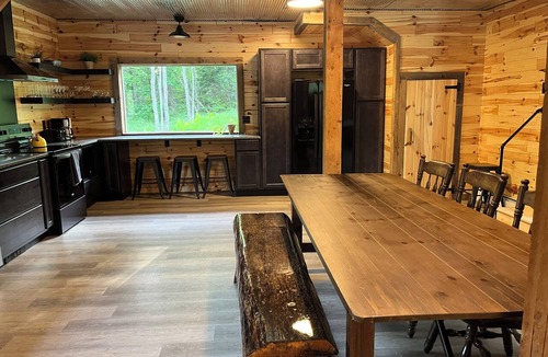 Laurium Cabin | Cabin by the Falls: Modern 3BR Getaway for Relaxation & Adventure