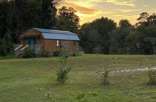 Satsuma Cabin | Cabin in Satsuma Immersed in nature on a pond at the edge of the woods