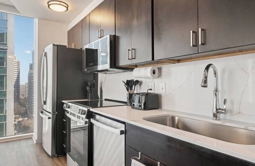 Midtown Condo | Calm Midtown Sky Suite | City Views + Free Parking