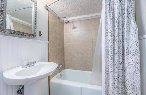 Columbus Cottage | Camille Cottage~ Newly renovated nestled in Lake Bottom at Midtown