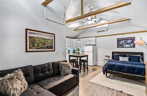 Gainesville Apartment | Campus Cottage - Quick Walk to UF