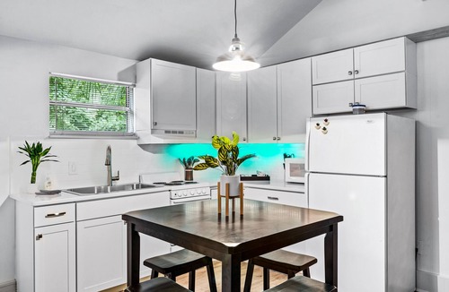 Gainesville Apartment | Campus Cottage - Quick Walk to UF