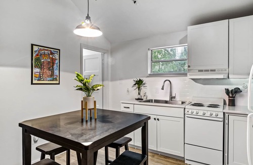Gainesville Apartment | Campus Cottage - Quick Walk to UF