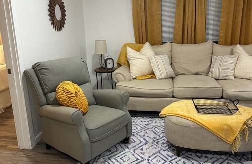 Higgston Cottage | Canary Cottage in Beautiful Ailey, GA
