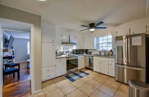 Tuscaloosa House | Capstone Cottage - Fenced in Backyard! Book Now for Football Season!