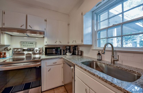 Tuscaloosa House | Capstone Cottage - Fenced in Backyard! Book Now for Football Season!