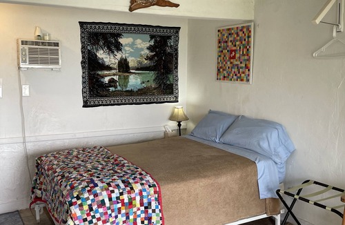 Saratoga Cabin | CAPTAIN'S QUARTERS cabin overlooking Lake millwood, Saratoga, Ar
