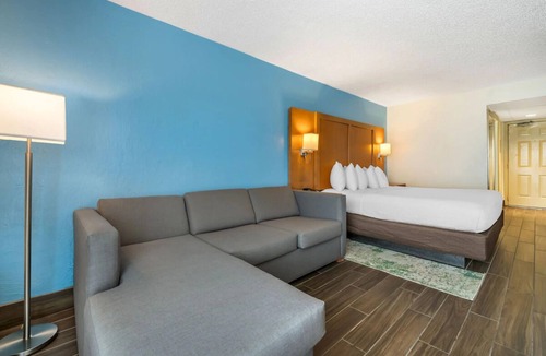 Seabreeze Park Hotel | Captivating Oceanview Suite w/Balcony - Perfect for Family Fun | 2 Units