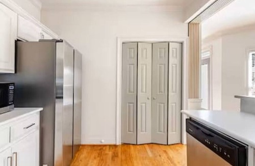 Ormewood Park House | Casa Blanca · Luxury Insta Retreat w/HotTub, 2 Theaters, Grill