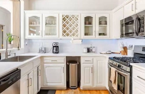 Ormewood Park House | Casa Blanca · Luxury Insta Retreat w/HotTub, 2 Theaters, Grill
