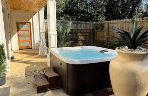 Ormewood Park House | Casa Blanca · Luxury Insta Retreat w/HotTub, 2 Theaters, Grill