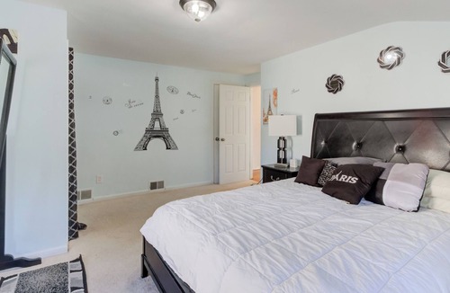 Center Line House | Cc3 presents Suburban Nites We welcome U2 enjoy our quad level home.420friendly