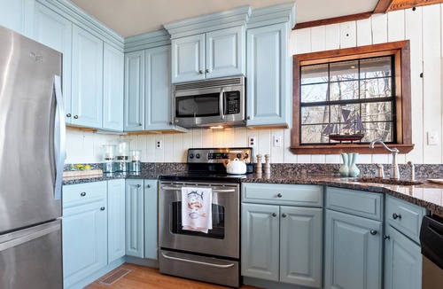 Crane Hill House | Chalet on Smith Lake - perfect lakeside retreat!