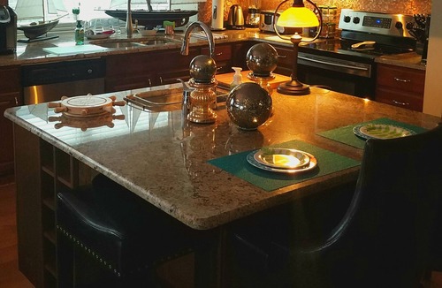 Charlevoix Condo | CHARLEVOIX HOME* LUXURY BEDS/JACUZZI*LEO/MIL/EMS disc