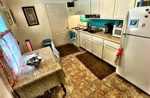 Pascagoula House | Charmer! Beach Park Getaway Comfy Nightly Tourist-Home PlentyAmenities 2Queen