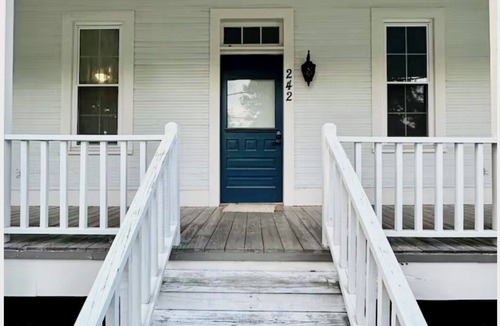 Marksville Cottage | Charming 1-bedroom historical cottage in serene Marksville with heated pool.
