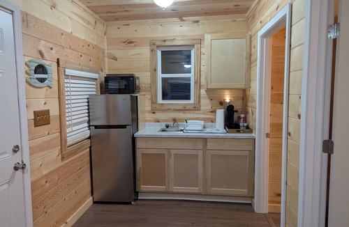 Titus Cabin | Charming 1-bedroom Log Cabin on Lake Jordan with water front, large deck ,AC,
