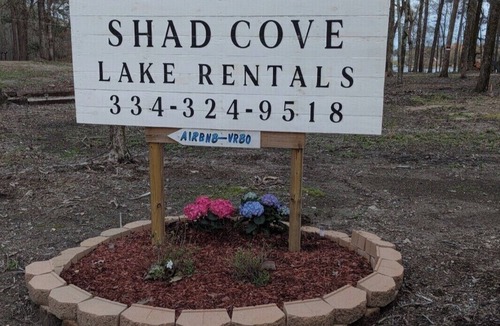 Titus Cabin | Charming 1-bedroom Log Cabin on Lake Jordan with water front, large deck ,AC,