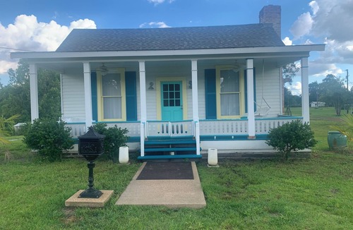 Shelbyville House | Charming 1 bedroom house in relaxing Shelbyville close to Toledo Bend Lake.