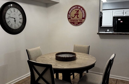 Tuscaloosa Apartment | Charming 2-bedroom 2-bathroom 3 Miles away from The University of Alabama