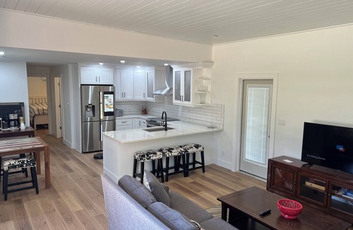 Griffin House | Charming 2-bedroom house with AC, WiFi in Griffin