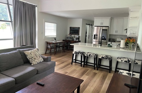 Griffin House | Charming 2-bedroom house with AC, WiFi in Griffin