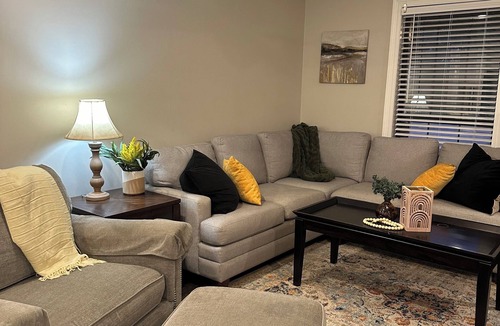 Petal House | Charming 2-bedroom house in Petal with WiFi and AC