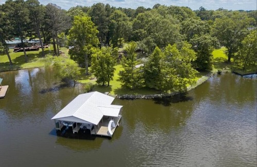 Long Branch House | Charming 2-bedroom Lakehouse on Lake Murvaul with WiFi, AC
