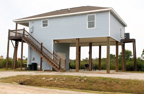 Shoreline Park House | Charming 2-bedroom house on the water in lovely Bay St. Louis
