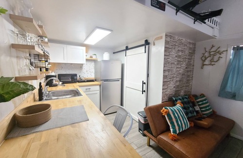 Casselberry House | Charming 2 bedroom tiny barn with WiFi and AC in quaint Casselberry