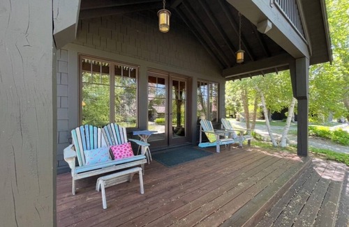 Central Lake House | Charming 2-bedroom Guest House with Gym and Torch Lake Access in Central Lake