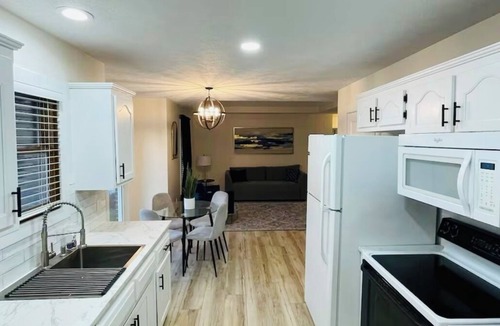 Springfield Condo | Charming 2-bedroom condo in lovely Springfield with AC
