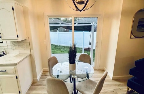Springfield Condo | Charming 2-bedroom condo in lovely Springfield with AC
